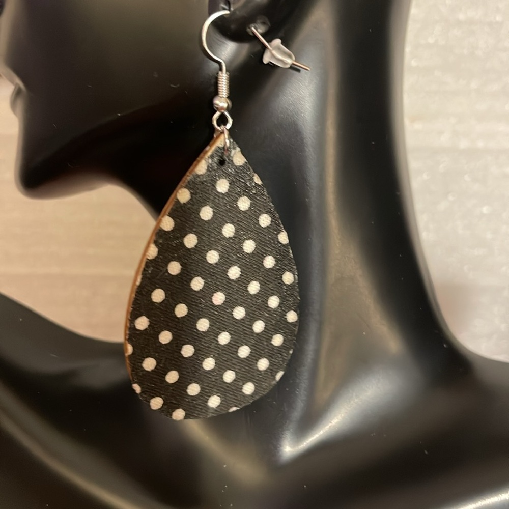 Earrings - Picture 2 of 4
